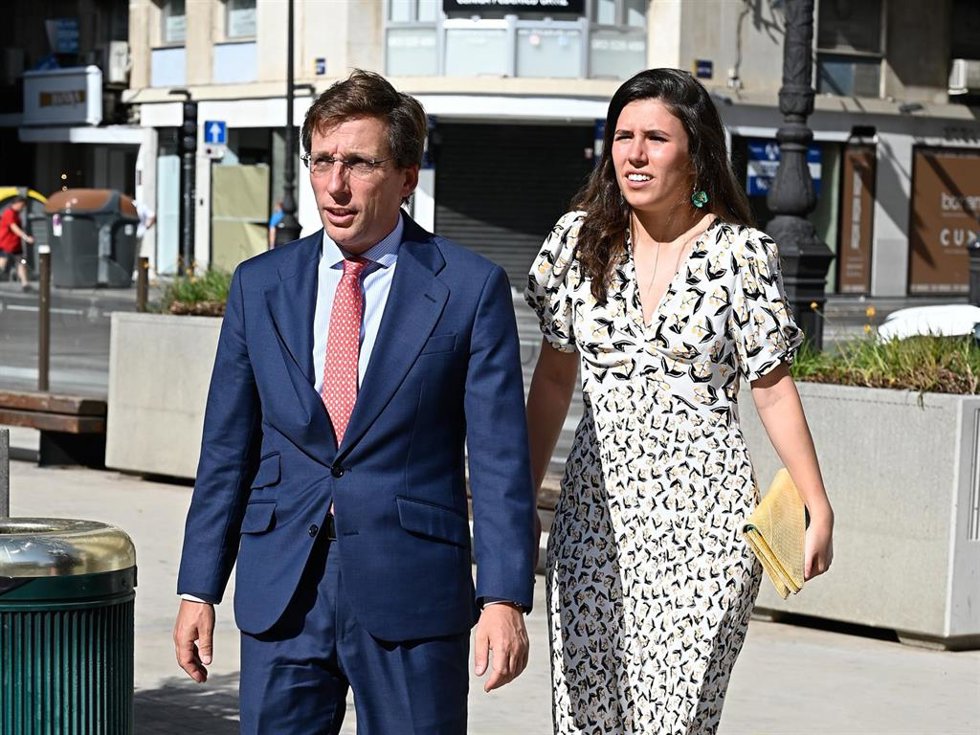 Archivo - José Luis Martínez-Almeida y Teresa Urquijo a su llegada a la boda de Natalia Santos Yanes con Esteban Rivas a 29 de Junio de 2024 en Valencia (España).