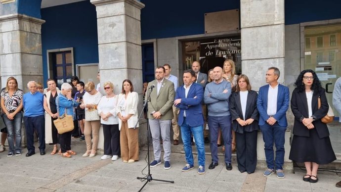El presidente del Principado, acompañado por el resto de autoridades, durante la concentración en señal de condena por el asesinato machista de Laviana.