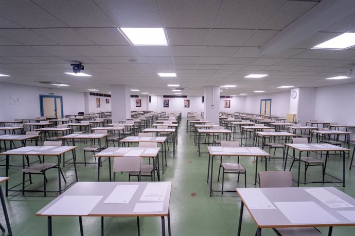 Archivo - Aula antes del comienzo del examen oposición, a 18 de junio de 2023, en Sevilla, (Andalucía, España).