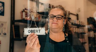 Una venedora obrint la botiga