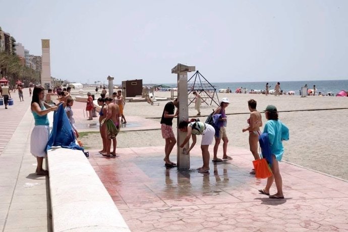 Duchas en la playa de El Zapillo de Almería.