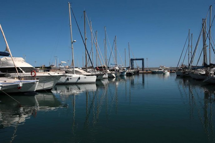 Archivo - Puerto de Caleta de Vélez en una imagen de archivo