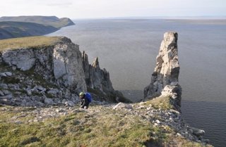 Investigadores en los acantilados de Taba-Baastakh, en Siberia, buscan muestras para analizar