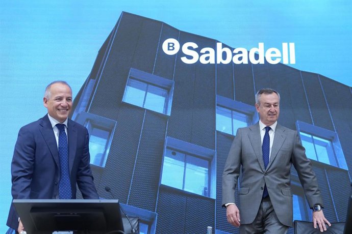 El ceo de Banc Sabadell César González-Bueno y el director financiero Sergio Palavecino explican la operación de TSB, a 2 de julio de 2025, en San Cugat, Barcelona, Cataluña (España). 