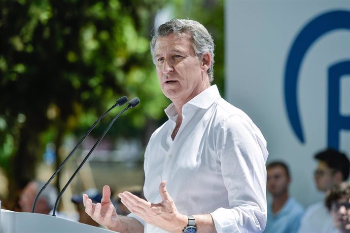 El presidente del Partido Popular, Alberto Núñez Feijóo, protagoniza un acto público en Guadalajara, en el Paseo de San Roque, a 13 de junio de 2025, en Guadalajara, Castilla-La Mancha (España).