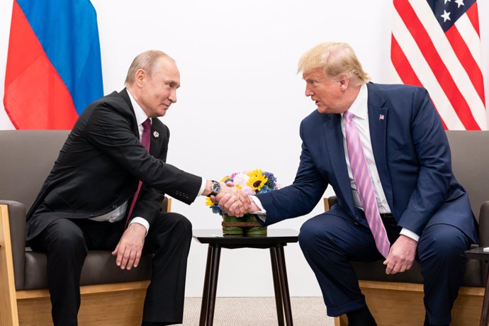 Trump y Putin estrechan las manos durante una reunión en una cumbre del G20 en Japón, en 2019. 