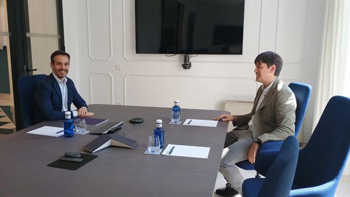 El secretario general de Pymar,  José Francisco Fernández, y el consejero de Ciencia, Industria y Empleo, Borja Sánchez.