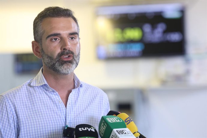 El consejero de Agricultura, Pesca, Agua y Desarrollo Rural, Ramón Fernández-Pacheco, durante su visita a la lonja y al puerto pesquero de Conil.