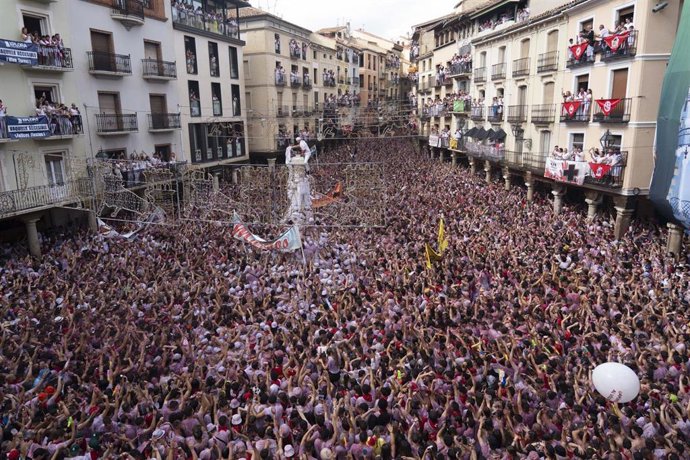 Archivo - 'Puesta del pañuelico' en las Fiestas del torico de Teruel, a 6 de julio de 2024, en Teruel, Aragón (España). Vestir de rojo al torico de Teruel como símbolo de inicio de las fiestas de La Vaquilla. 