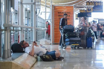 Pasajeros esperan en la entrada de la Terminal 4 de Barajas durante el colapso por falta de personal, a 2 de julio de 2025, en Madrid (España). 