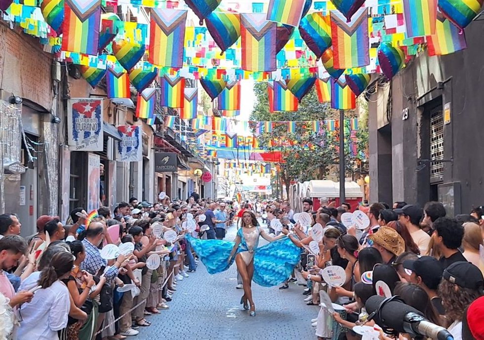Decenas de personas aguardan el inicio de la Carrera de Tacones del Orgullo LGTBI+ en la calle Pelayo, en Madrid, el 3 de julio de 2025.