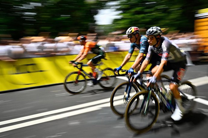 Archivo - 29 June 2024, Italy, Florence: Cyclists in action during stage one of the Tour de France cycling race, 206 km between Florence and Rimini. Photo: Jasper Jacobs/Belga/dpa