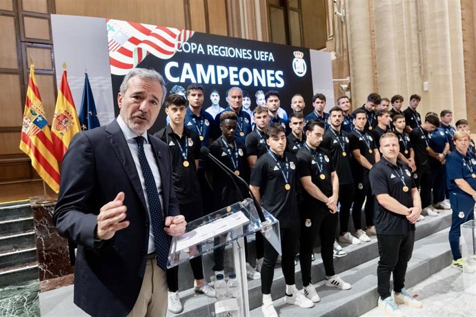 El presidente del Gobierno de Aragón, Jorge Azcón, en la entrega de la medalla al mérito deportivo 2025 a la selección aragonesa ganadora de la Copa de Regiones UEFA.