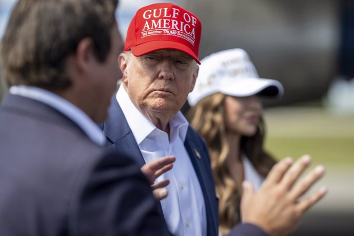 1º de julho de 2025, Ochopee, Flórida, Estados Unidos da América: O presidente dos EUA, Donald Trump, ao centro, acompanhado do governador da Flórida, Ron DeSantis, à esquerda, e da secretária de Segurança Interna, Kristi Noem, à direita, falam com a mídi