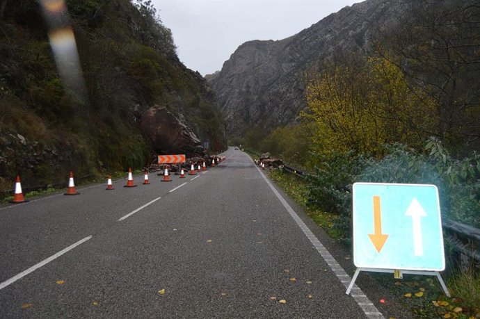 Archivo - Un desprendimiento en la AS-15, en Cangas del Narcea.