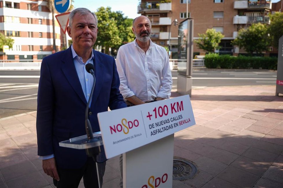 El alcalde de Sevilla, José Luis Sanz, durante su intervención en la rueda de prensa. 