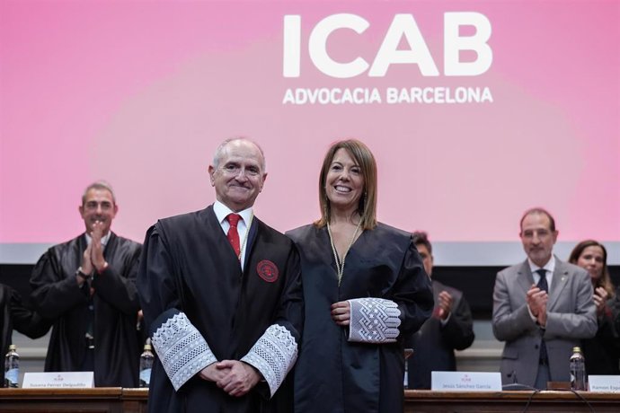 La abogada y nueva decana de la ICAB Cristina Vallejo y el exdecano Jesús M. Sánchez.