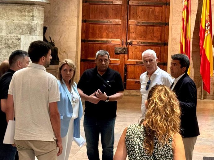 Representantes de la agrupación de afectados por la dana del 29 de octubre 'Tots a una veu' se reúnen con el 'president' de la Generalitat, Carlos Mazón