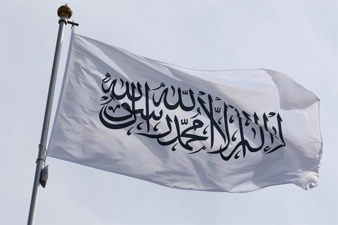 20 de junho de 2025, São Petersburgo, Rússia: A bandeira nacional do Emirado Islâmico do Afeganistão, o Talibã, tremulando ao vento em um mastro em São Petersburgo, Rússia.