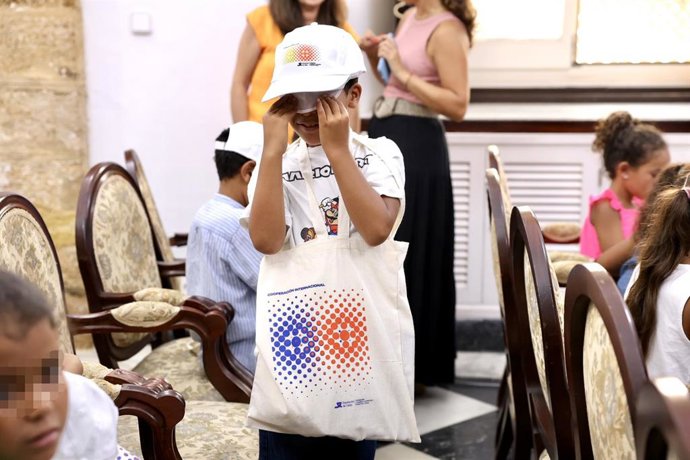 Archivo - Niños saharauis del programa Vacaciones en Paz durante la recepción en la Diputación de Cádiz. A 08 de agosto de 2024, en Cádiz (Andalucía, España).