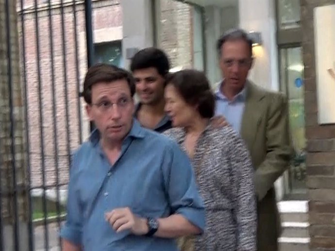 JOSÉ LUIS MARTÍNEZ-ALMEIDA JUNTO A SUS SUEGROS Y SU CUÑADO