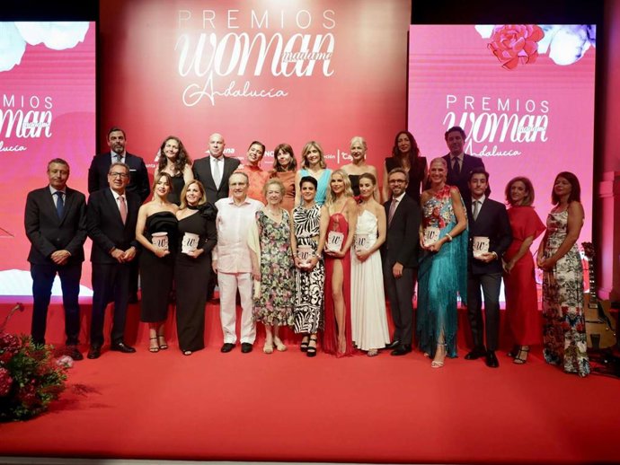 Las consejeras de Inclusión Social, Juventud, Familias e Igualdad, Loles López, y de Cultura y Deporte, Patricia del Pozo, en los I Premios Woman Andalucía.