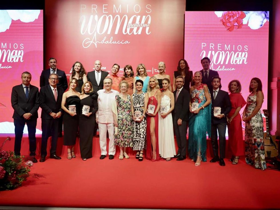 Las consejeras de Inclusión Social, Juventud, Familias e Igualdad, Loles López, y de Cultura y Deporte, Patricia del Pozo, en los I Premios Woman Andalucía.