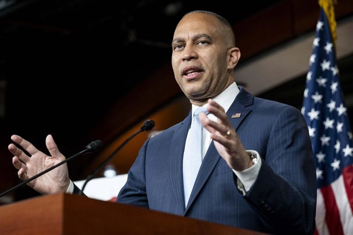 Archivo - 13 de maio de 2025, Washington, Distrito de Columbia, EUA: Líder da minoria na Câmara dos Deputados, HAKEEM JEFFRIES (D-NY), falando em uma coletiva de imprensa no Capitólio dos EUA, em Washington, D.C.