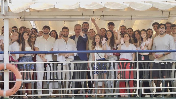 El alcalde de Sevilla, José Luis Sanz, en el encuentro mantenido con los voluntarios de la IV Conferencia Internacional sobre la Financiación para el Desarrollo de Naciones Unidas.