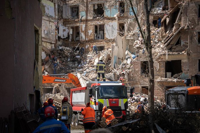 23 de junho de 2025, Kiev, Ucrânia: Equipes de resgate procuram sobreviventes no prédio destruído por um míssil russo. Na segunda-feira, 23 de junho, a Rússia lançou um ataque maciço com drones e mísseis contra a capital ucraniana, deixando sete pessoas m