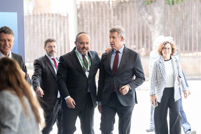 Archivo - El presidente del Partido Popular, Alberto Núñez Feijóo,  y el presidente del PP de Cataluña, Alejandro Fernández, a su llegada a la 40 Reunió Cercle d'Economia, en el Palau de Congresos de Cataluña, a 6 de mayo de 2025, en Madrid (España).