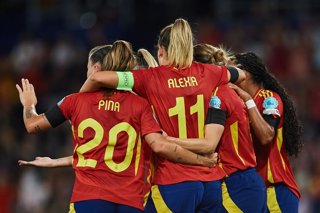 Las jugadoras de la selección española celebran unos de sus goles en la victoria ante Portugal en la Eurocopa de 2025