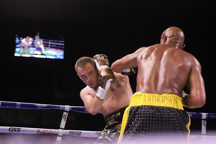 Archivo - Julio César Chávez Jr en una pelea de exhibición con el ex luchador de artes marciales mixtas, Anderson Silva, en 2021.