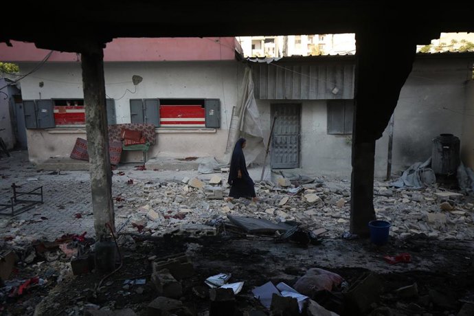 La escuela Mustafa Hafez y las tiendas de campaña que la rodean tras los ataques israelíes en la ciudad de Gaza, Franja de Gaza