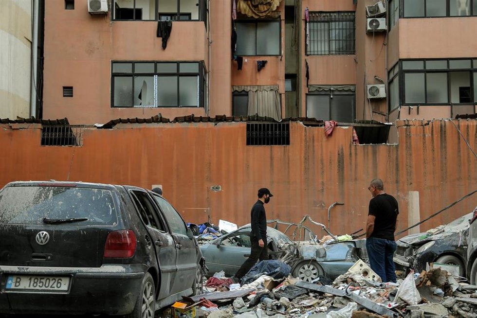 Archivo - Restos y coches dañados frente a un edificio en Beirut, resultado de ataques de Israel