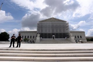 Archivo - May 15, 2025, Washington Dc, Virginia, USA: Police officers watch a protest outside the US Supreme Court over President Donald Trump's move to end birthright citizenship as the court hears arguments over the order in Washington, DC, USA, on May 