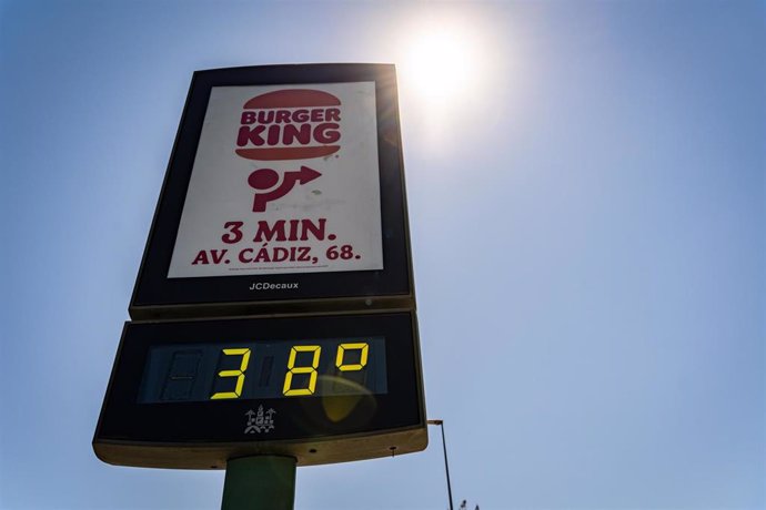 Archivo - Un termómetro marca temperaturas cerca de 38 grados