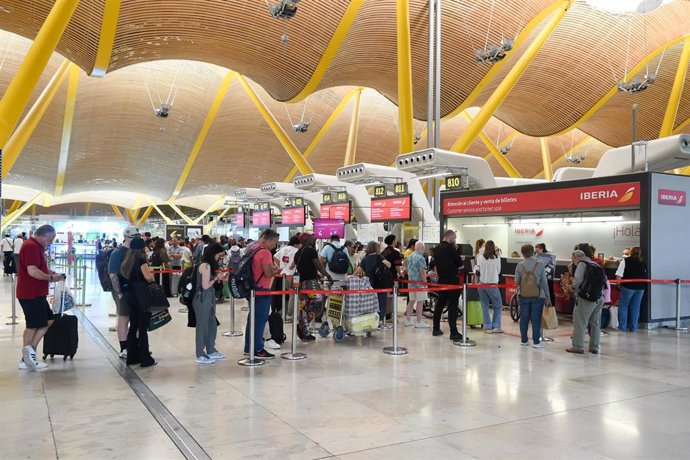 Pasajeros en  la Terminal 4 de Barajas 