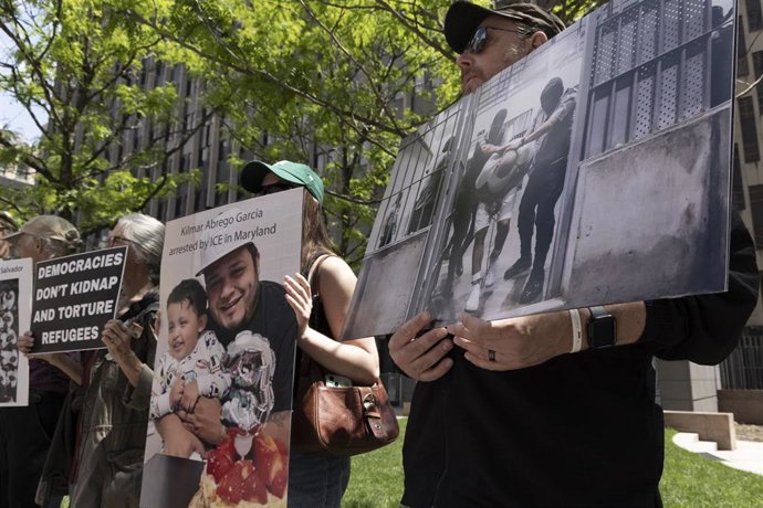 Archivo - Manifestantes del grupo activista Rise and Resist sostienen carteles con imágenes de presos en el CECOT y con el mensaje Kilmar Abrego García arrestado por el ICE en Maryland, junto con una imagen de él sosteniendo a su hijo.