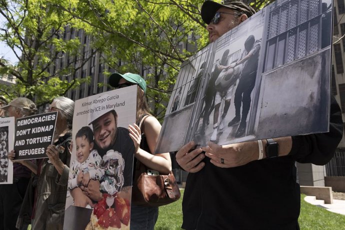Archivo - 8 de maio de 2025, Nova York, Nova York, EUA: Manifestantes do grupo ativista Rise and Resist seguram cartazes com imagens de prisioneiros no CECOT e que dizem 'Kilmar Abrego Garcia preso pelo ICE em Maryland' com uma imagem dele segurando seu f