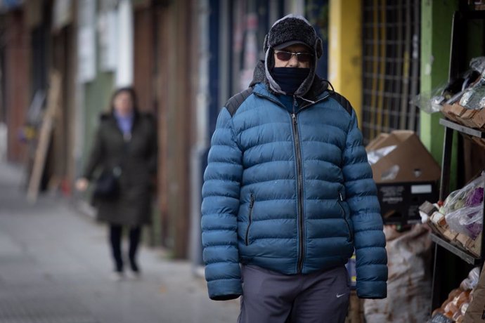 BUENOS AIRES, 1 de julho de 2025 -- Pessoas vestidas com roupas de inverno caminham em uma rua de Buenos Aires, Argentina, em 30 de junho de 2025. O Serviço Meteorológico Nacional da Argentina emitiu um alerta para temperaturas extremamente baixas na segu