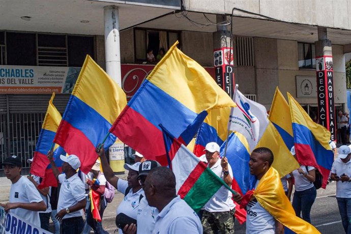 Archivo - Manifestantes colombianos portan banderas en una protesta