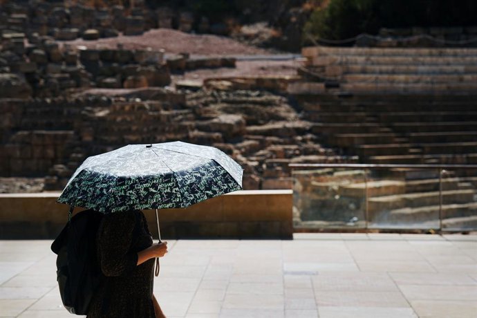 Archivo - Imágenes de personas por las calles de la capital de la Costa del Sol   soportando elevadas temperaturas, a 24 de julio de 2024, en Málaga, Andalucía (España). Segunda jornada de ola de calor en Málaga. La ola de calor comienza a remitir mañana,