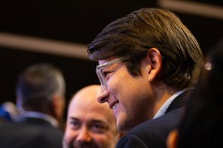 Fotografía de archivo del senador del partido opositor Centro Democrático y precandidato a la Presidencia de Colombia Miguel Uribe (d)