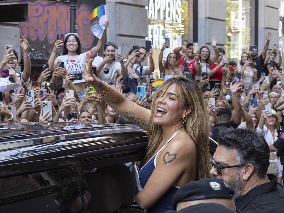 Karol G sale del programa 'La Revuelta' en medio de centenares de fans