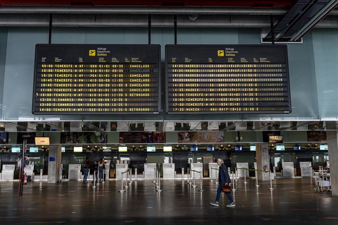 Archivo - Paneles con los vuelos cancelados en un aeropuerto.