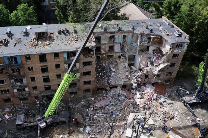 23 de junho de 2025, Kiev, Ucrânia: Vista de um prédio residencial danificado onde uma operação de busca é realizada após um bombardeio durante a invasão russa. A Rússia lançou seu mais recente ataque com mísseis e drones, matando pelo menos nove pessoas,