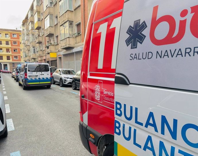 Patrullas de la Policía Municipal de Pamplona y una ambulancia junto a la vivienda donde la mujer de 85 años sufrió un atragantamiento.