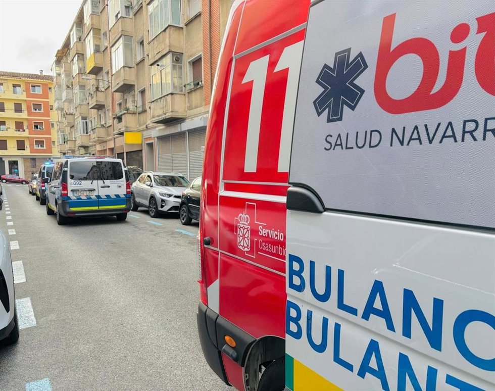 Patrullas de la Policía Municipal de Pamplona y una ambulancia junto a la vivienda donde la mujer de 85 años sufrió un atragantamiento.