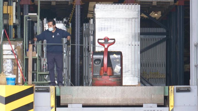 Archivo - Trabajador en una de las empresas del Polígono Industrial Fuente del Jarro (Paterna)